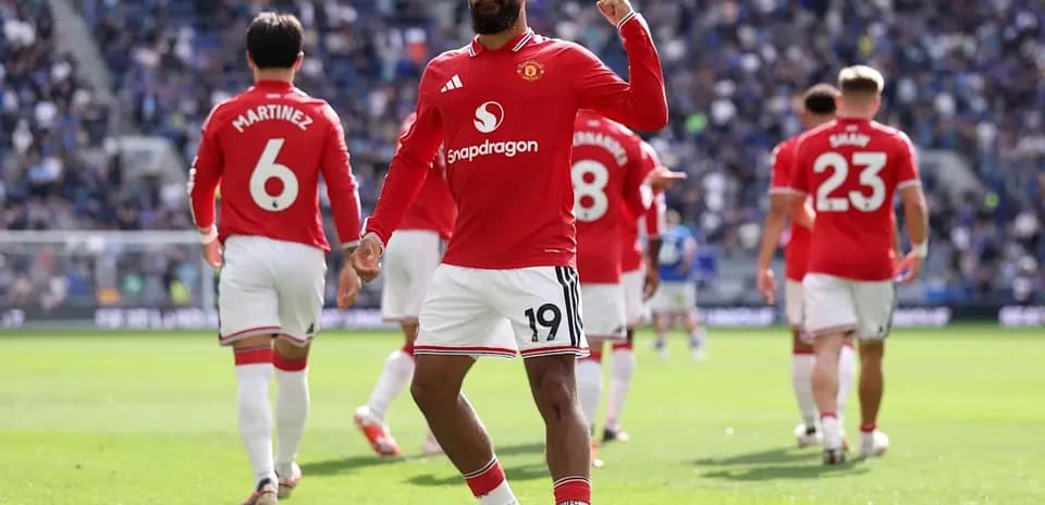 Jugador de Manchester United celebrando con compañeros