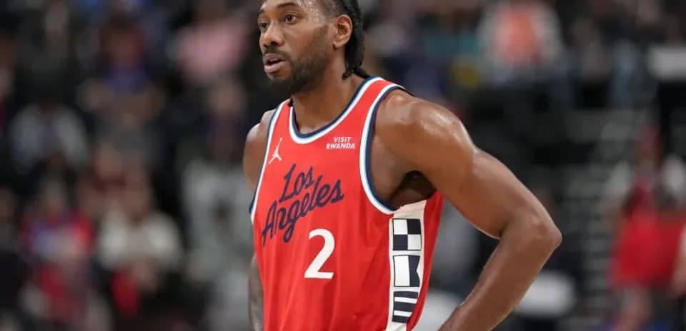 Jugador de baloncesto en uniforme de Los Ángeles
