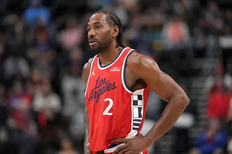 Jugador de baloncesto en uniforme de Los Ángeles