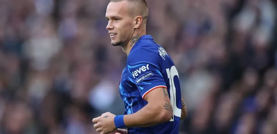 Jugador en acción durante un partido de fútbol