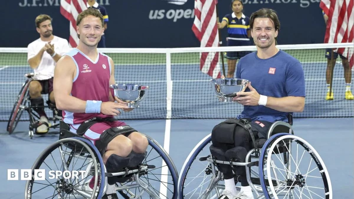 Jugadores de tenis en sillas de ruedas con trofeos