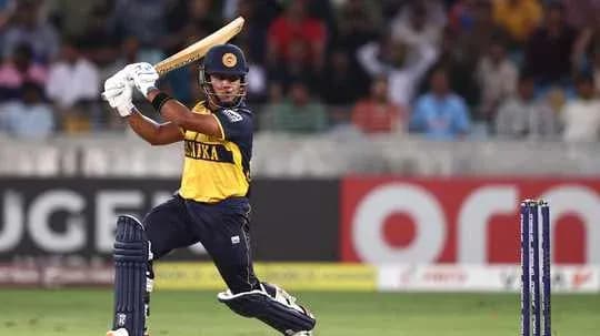 Jugador de cricket bateando durante un partido