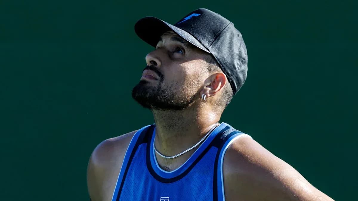 Jugador de tenis mirando hacia arriba en la cancha