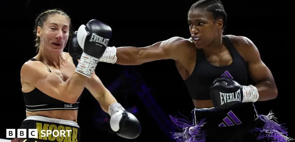 Boxeadoras en combate durante una pelea