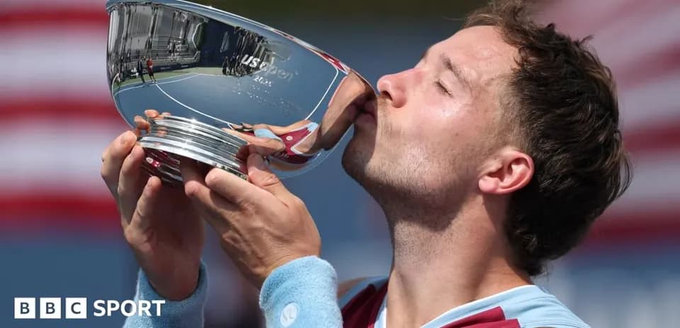 Jugador besando el trofeo del US Open 2023