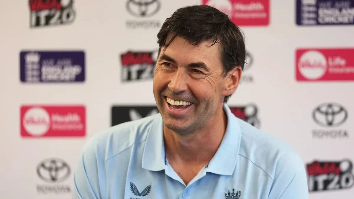 Entrenador sonriendo en conferencia de prensa