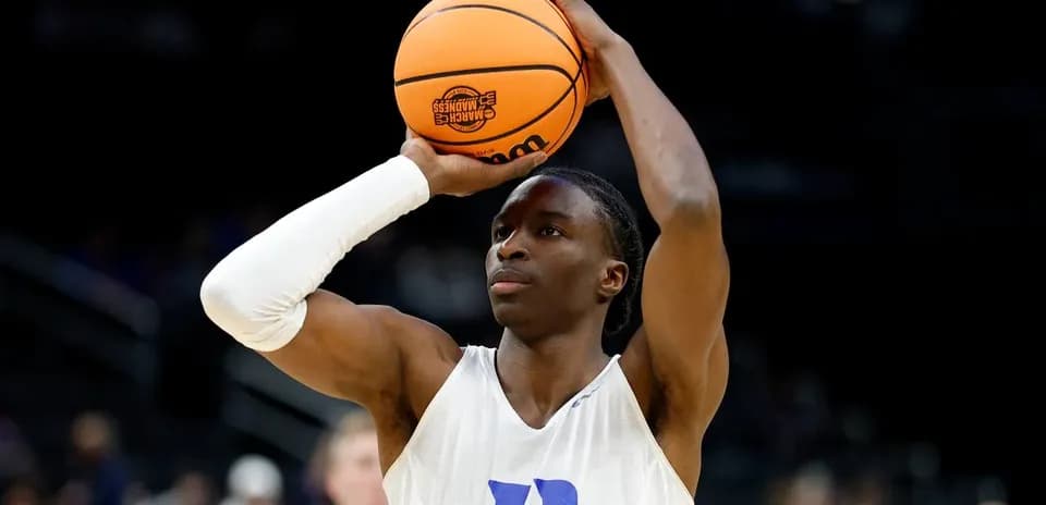 Jugador de baloncesto lanzando el balón durante práctica