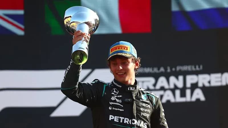 Piloto levantando trofeo en el podio de la carrera