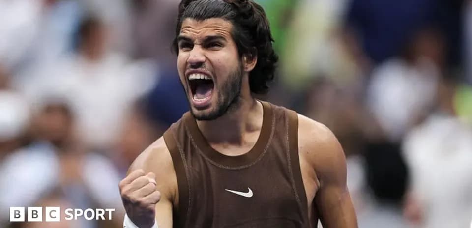 Jugador de tenis celebrando en la cancha