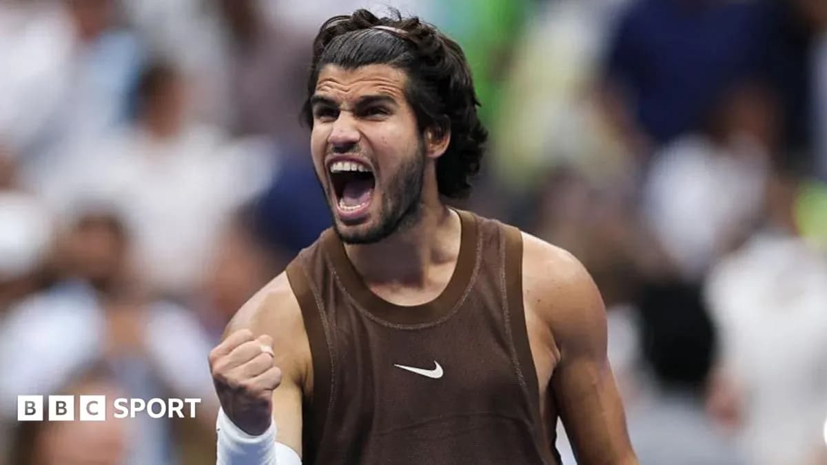 Jugador de tenis celebrando en la cancha