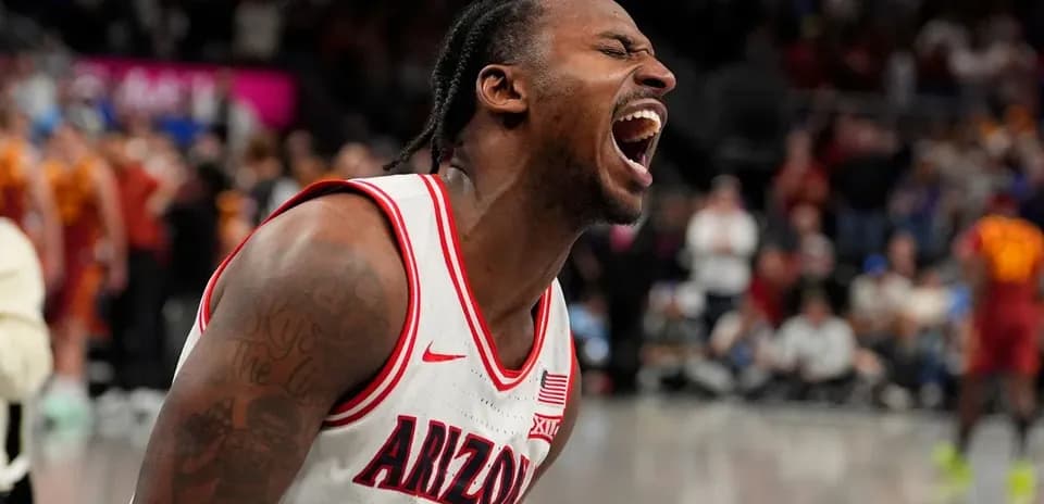 Jugador de baloncesto de Arizona celebrando con entusiasmo
