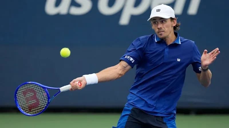 Jugador de tenis golpeando la pelota en el US Open