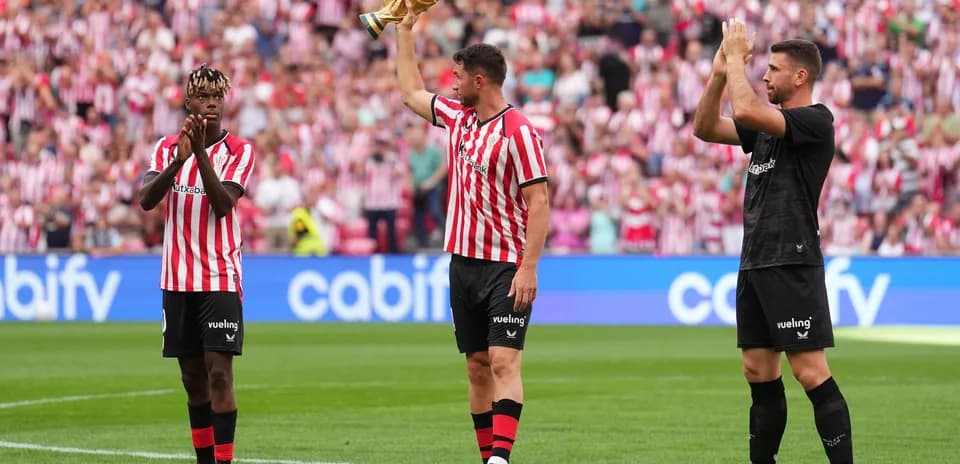 Jugadores del Athletic Club celebrando con trofeo en estadio
