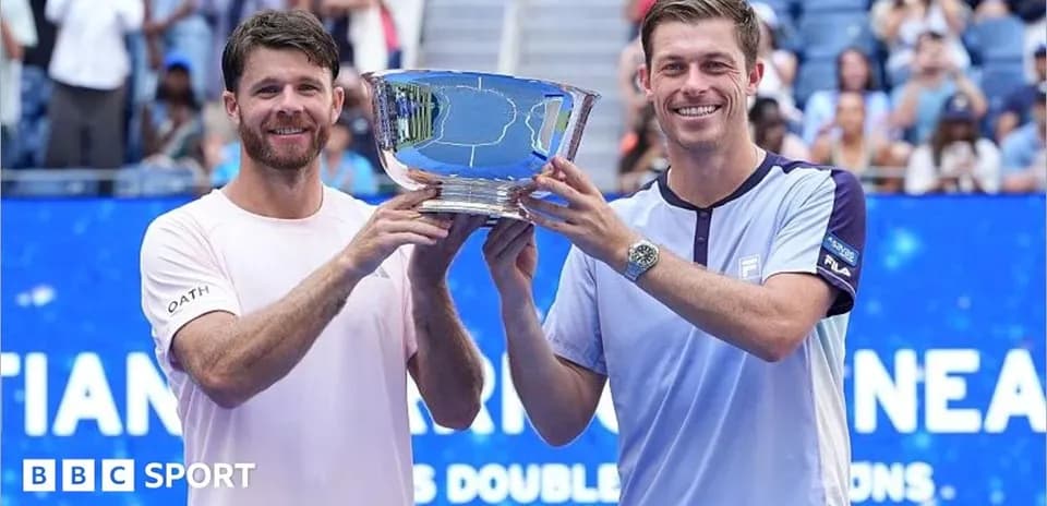 Jugadores sosteniendo trofeo en ceremonia de premiación