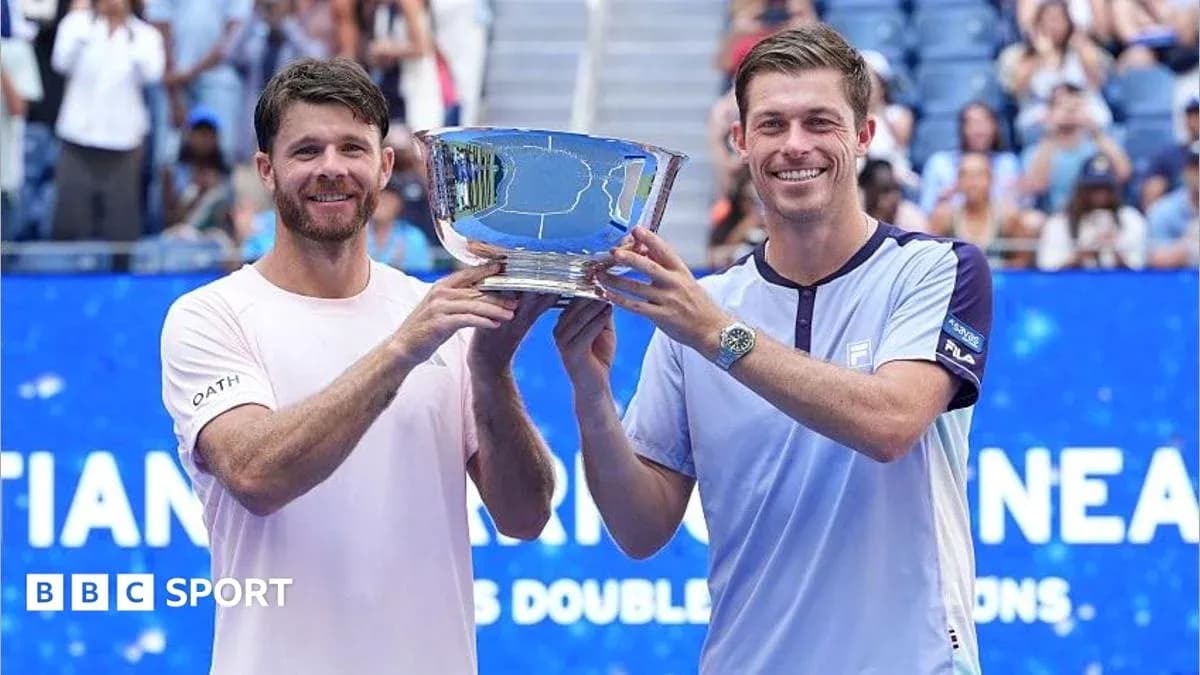 Jugadores sosteniendo trofeo en ceremonia de premiación