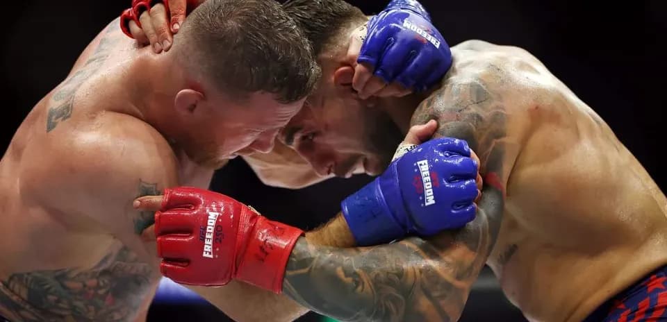 Dos luchadores en un agarre durante pelea