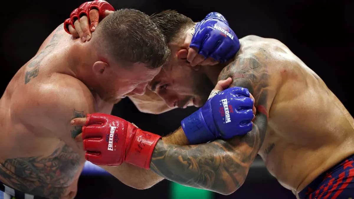 Dos luchadores en un agarre durante pelea