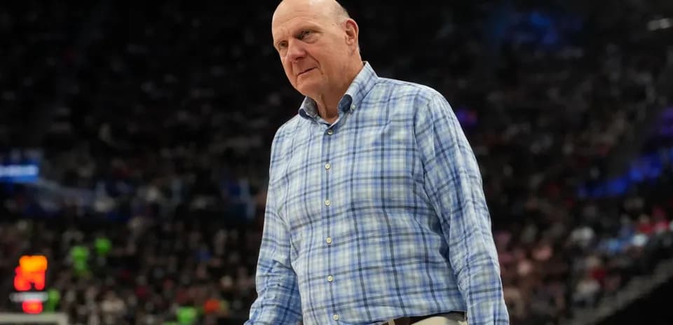 Hombre con camisa a cuadros en un partido de baloncesto
