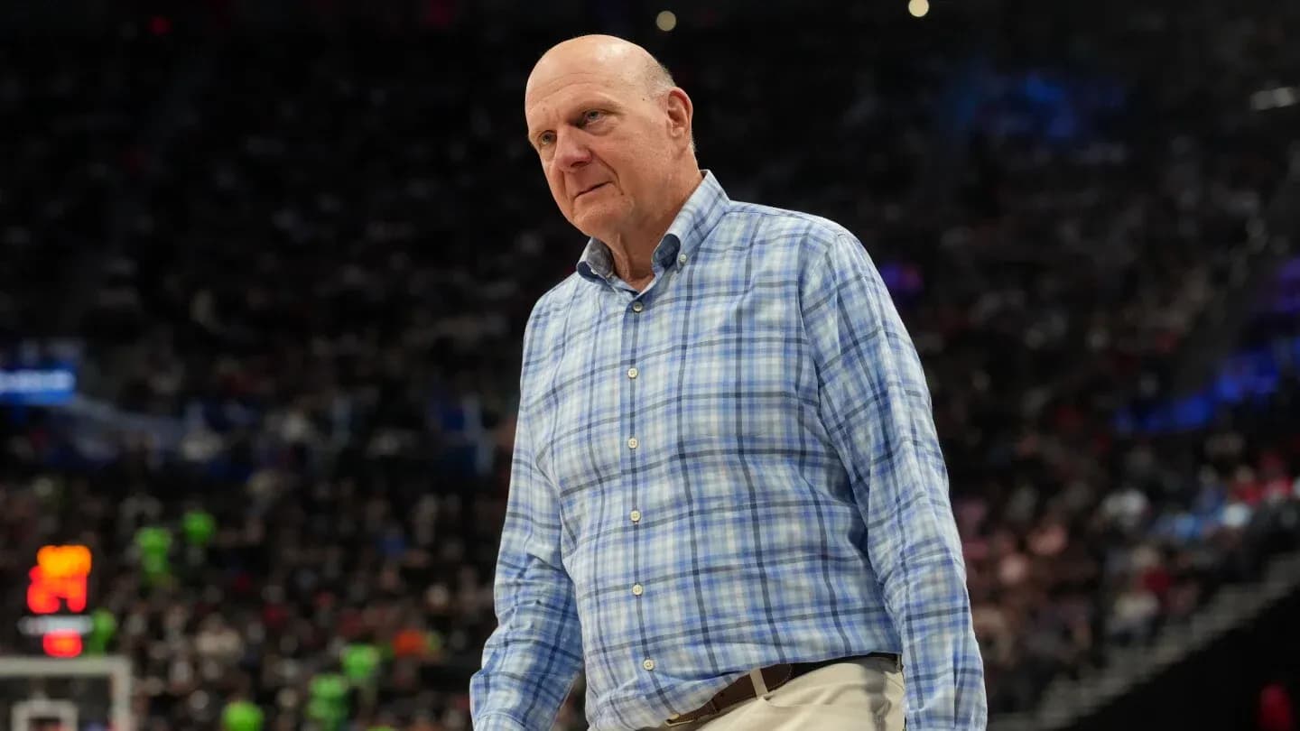 Hombre con camisa a cuadros en un partido de baloncesto
