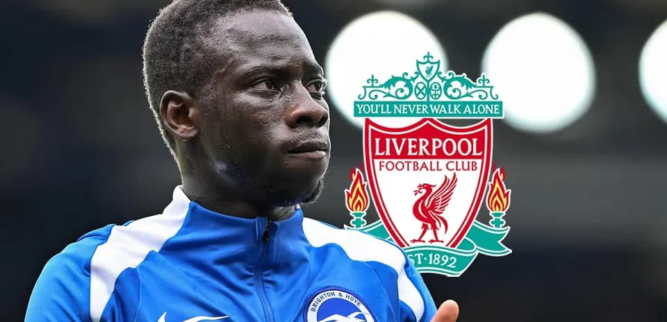 Jugador de Brighton con logotipo de Liverpool de fondo