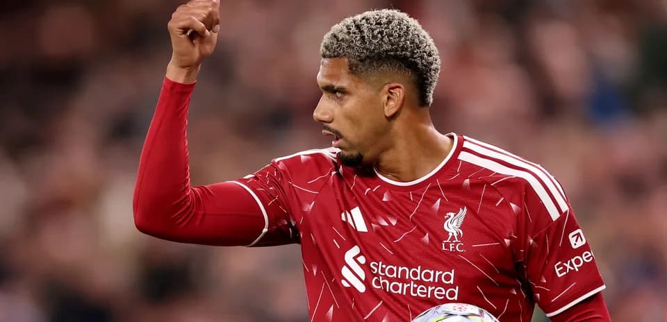 Jugador de Liverpool levantando el pulgar en el campo