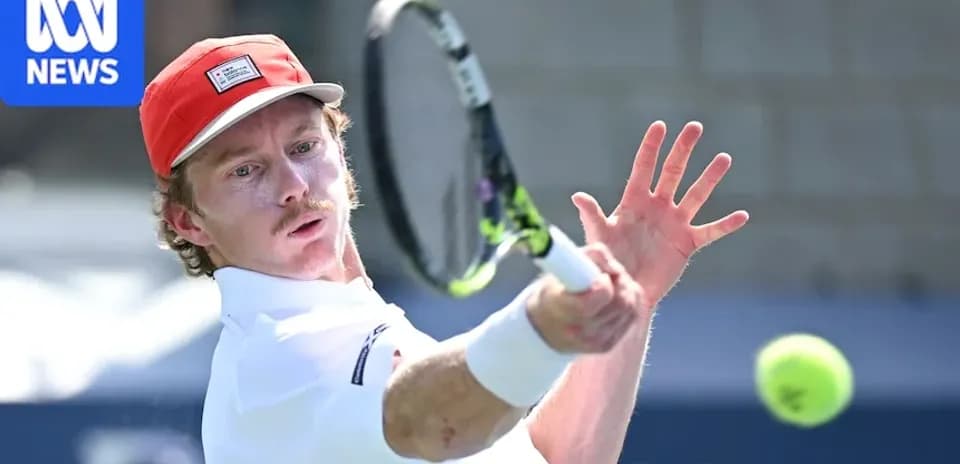 Jugador de tenis golpeando la pelota en la cancha