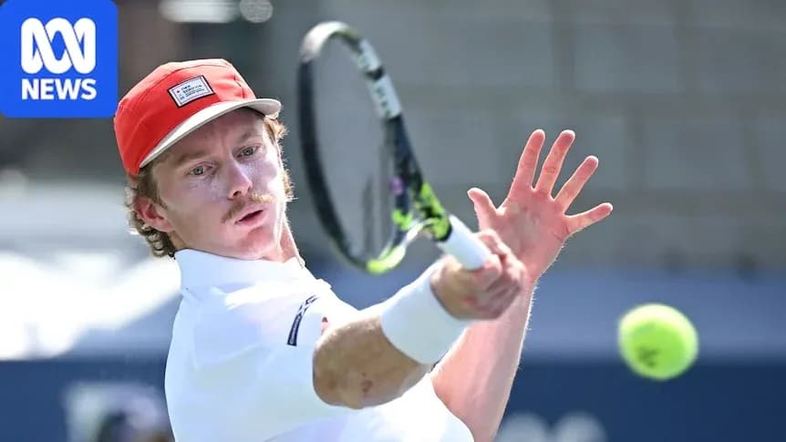 Jugador de tenis golpeando la pelota en la cancha
