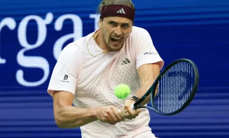 Jugador golpeando la pelota en un partido de tenis