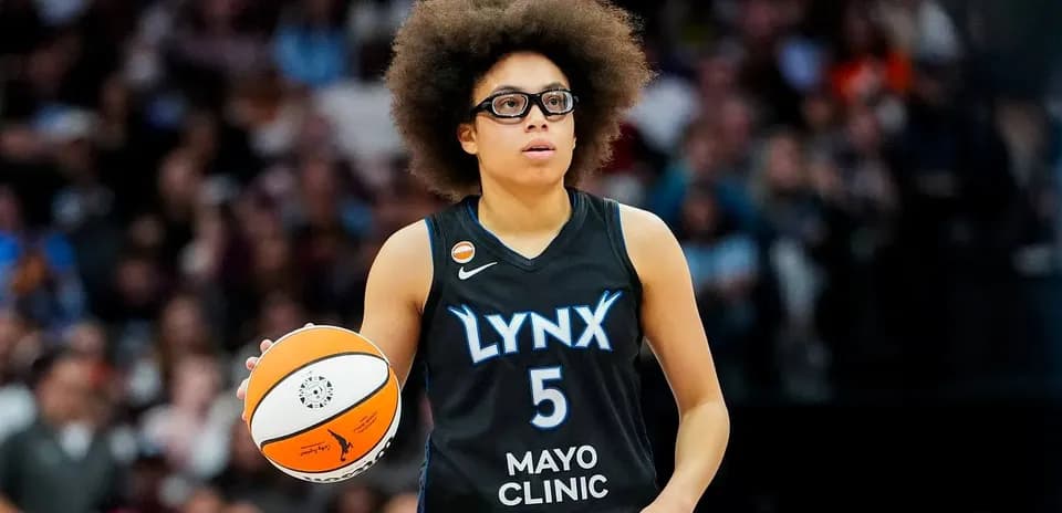 Jugadora de Lynx sosteniendo el balón en la cancha