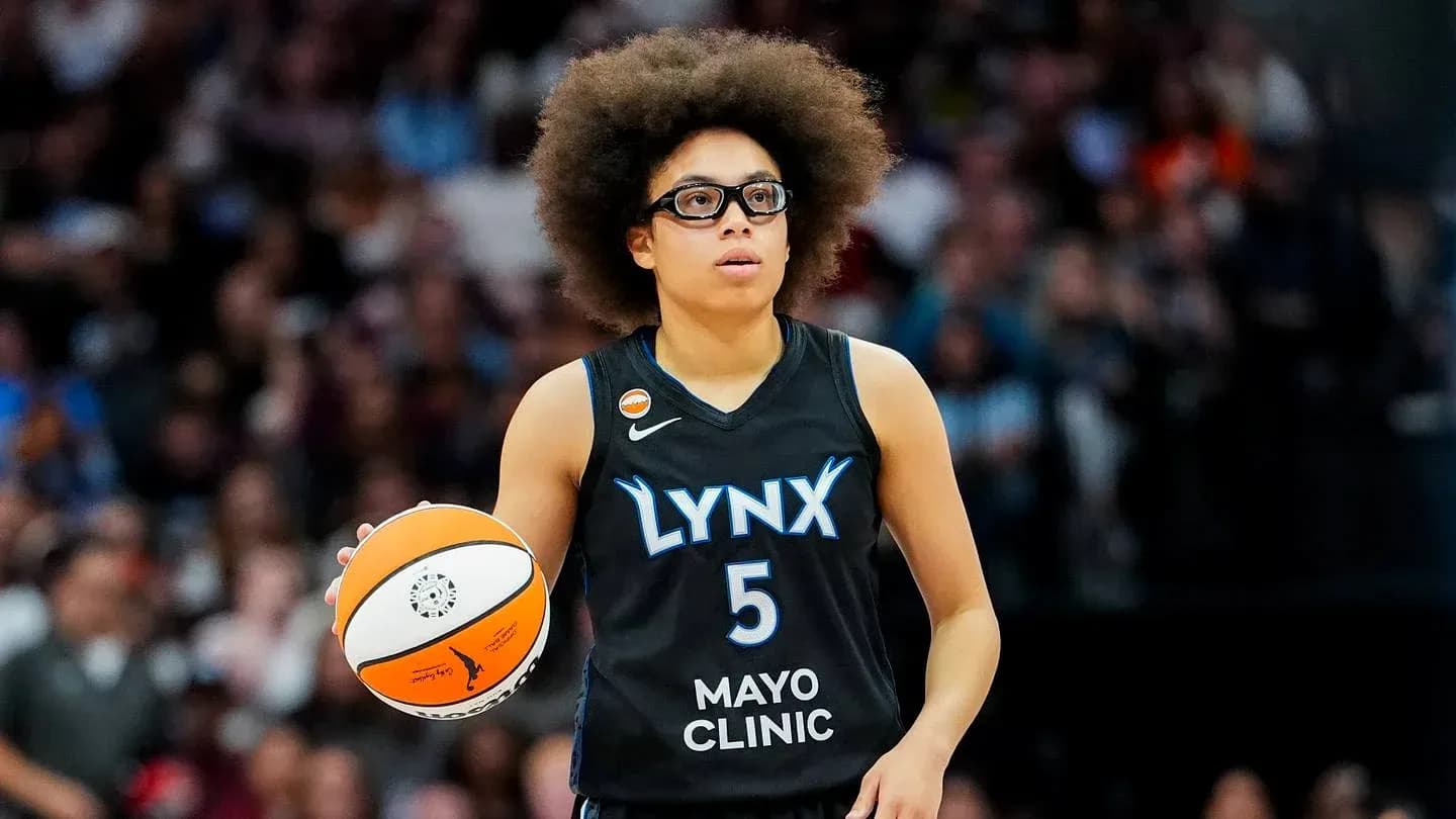Jugadora de Lynx sosteniendo el balón en la cancha