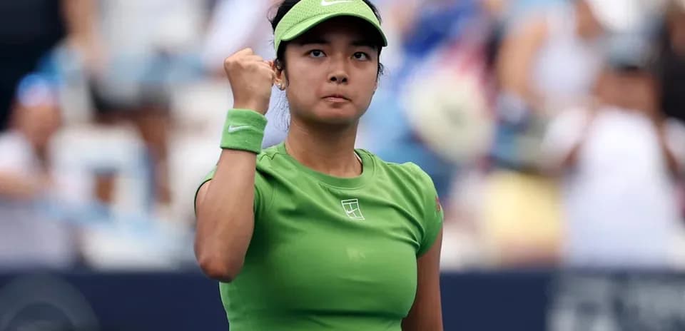 Jugadora de tenis celebrando con puño cerrado