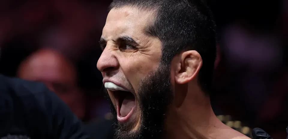 Luchador gritando en el evento de MMA