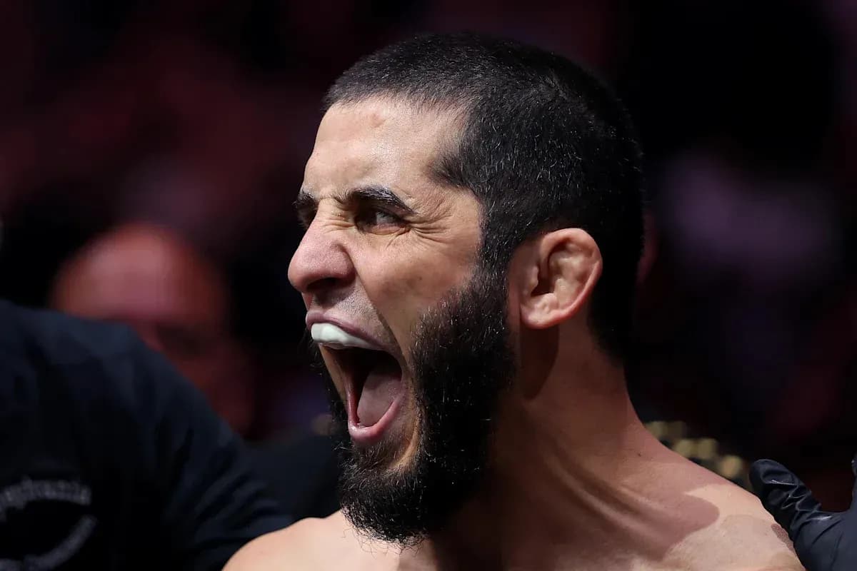 Luchador gritando en el evento de MMA