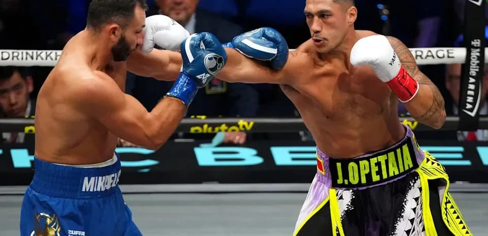 Boxeadores intercambiando golpes en el ring