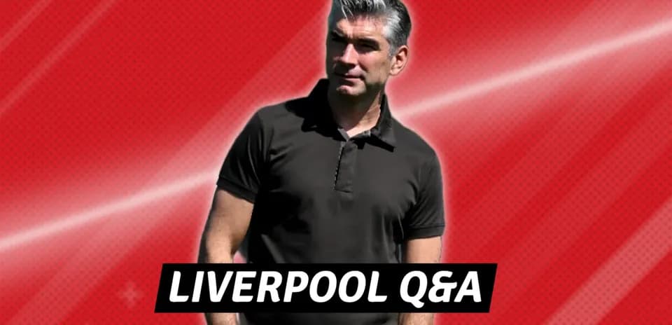 Hombre de pie con fondo rojo, texto Liverpool Q&A