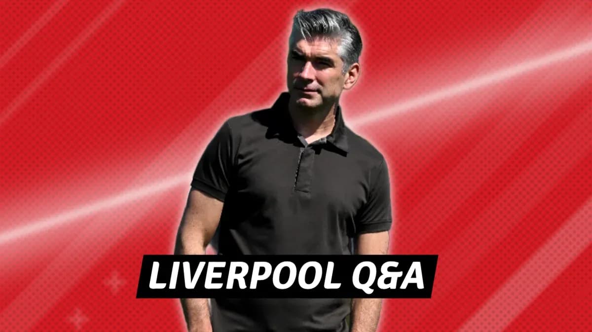 Hombre de pie con fondo rojo, texto Liverpool Q&A