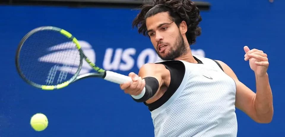 Jugador de tenis golpeando la pelota en el US Open