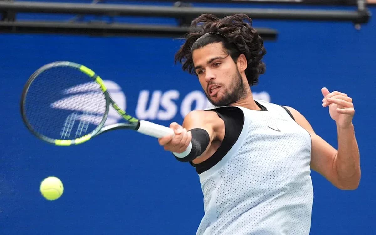 Jugador de tenis golpeando la pelota en el US Open
