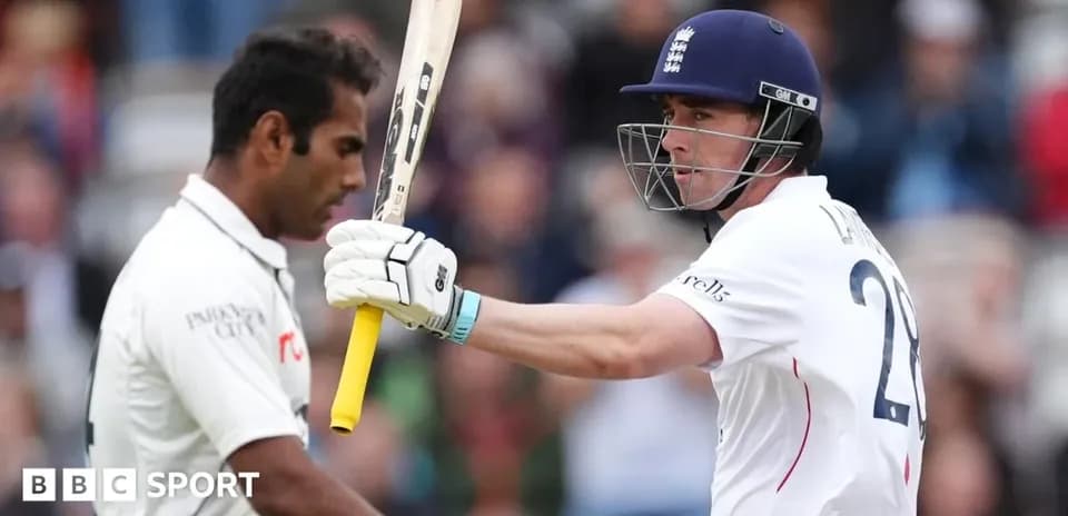 Jugador de cricket levantando el bate ante oponente
