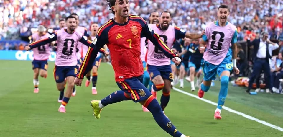 Jugador de España corriendo tras un gol marcado