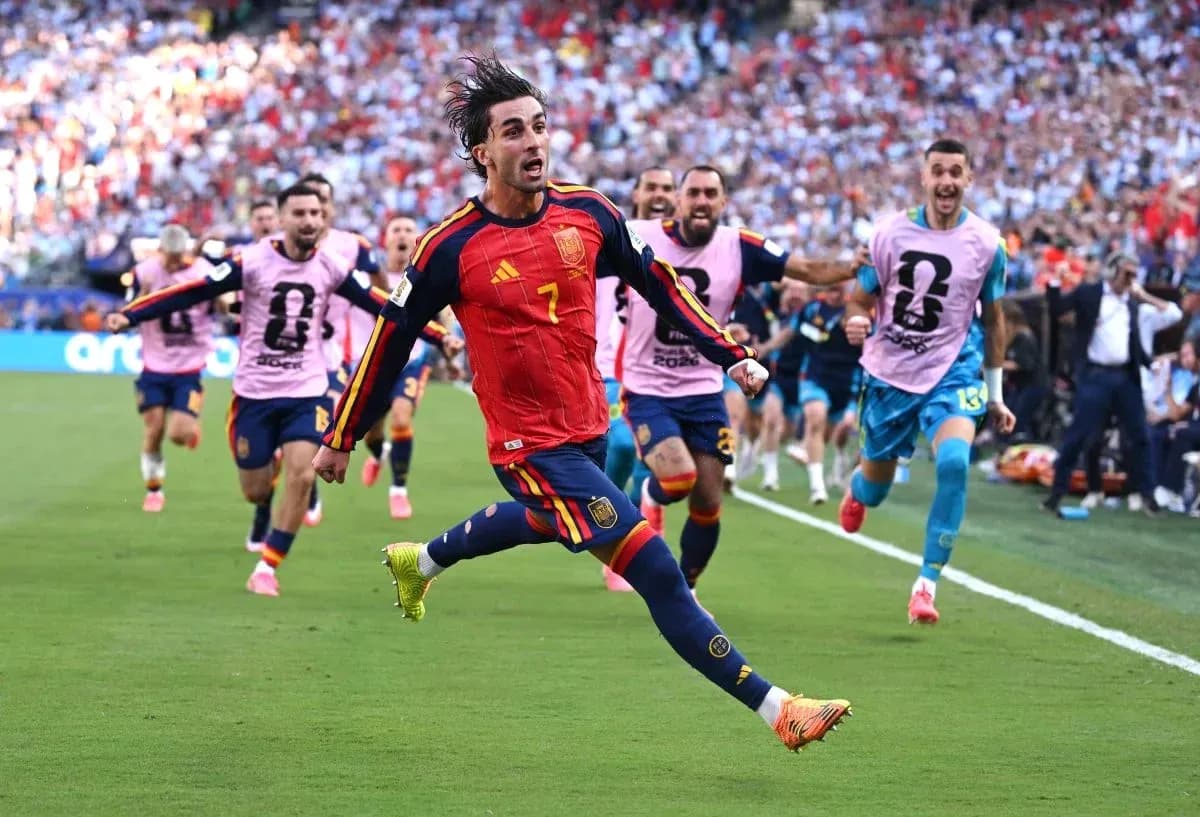 Jugador de España corriendo tras un gol marcado