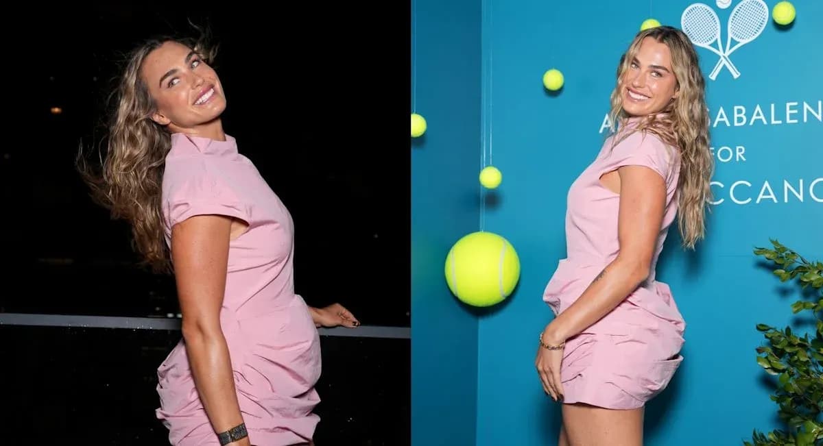 Mujer sonriendo con vestido rosa en evento