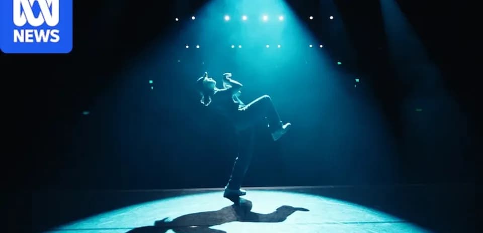 Bailarín en escenario iluminado con efectos de luz