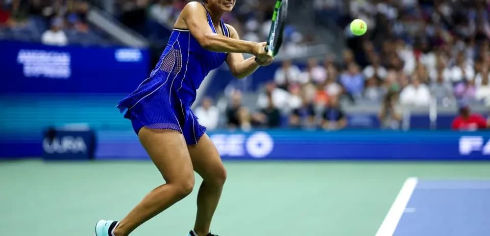 Jugadora de tenis golpeando la pelota en partido