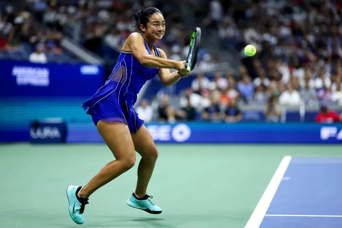 Jugadora de tenis golpeando la pelota en partido