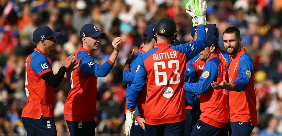 Jugadores de Inglaterra celebrando una victoria en cricket