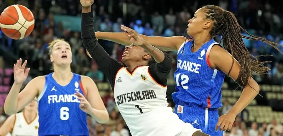 Jugadora de Alemania lanzando balón en partido contra Francia