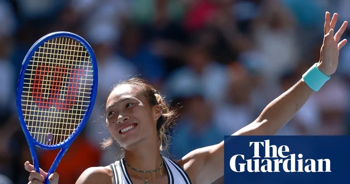 Jugadora de tenis levantando la raqueta en celebración