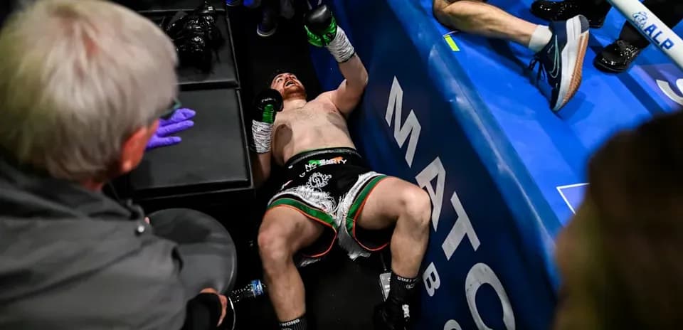 Boxeador en el suelo después de la pelea