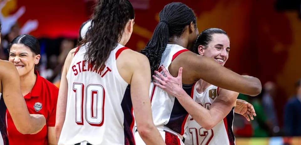 Jugadoras abrazándose después del partido de baloncesto